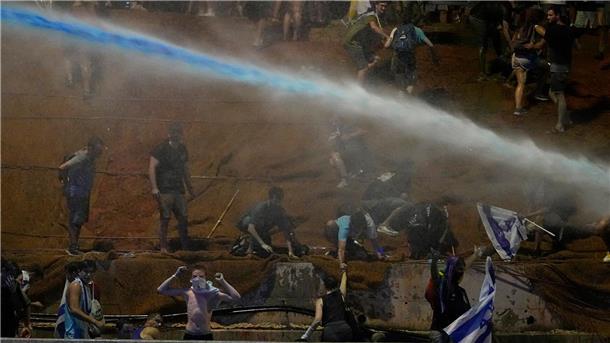 Justizreform vertieft Spaltung der israelischen Gesellschaft Nach der Verabschiedung zentraler Elemente der umstrittenen Justizreform haben wieder Tausende Israelis gegen die rechts-religiöse Regierung protestiert.