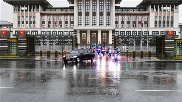 Erdogan holt angesehenen Ökonomen ins neue Kabinett Nach der Vereidigung verlässt der türkische Präsident Erdogan die Große Nationalversammlung der Türkei (GNAT).