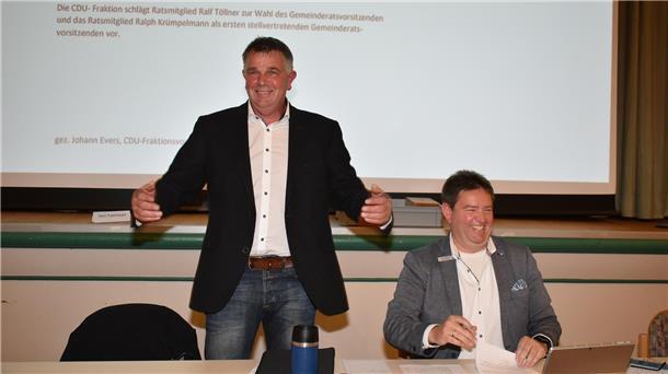 Nach der Wahl zum Ratsvorsitzenden: Ralf Töllner (stehend) freut sich. Auch Bürgermeister Axel Linneweber ist gut gelaunt.