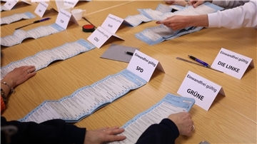 Nach der Wiederholungswahl zum Berliner Abgeordnetenhaus werden bei einer öffentlichen Auszählung Wahlbriefe im Bezirk Lichtenberg nachgezählt.
