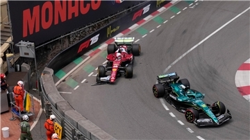 Ferrari überrascht: Leclerc bei Heimspiel knapp vor Piastri Nach diesem Unfall mit Leclerc (l) und Stroll kommt es zur Unterbrechung.