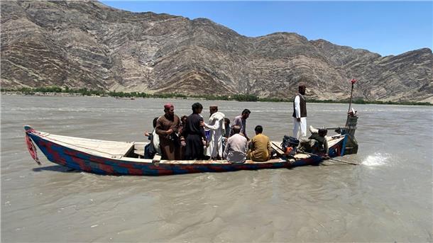 Mindestens acht Tote bei Bootsunglück in Afghanistan Nach eigenen Angaben sind Anwohner im Bezirk Mohmand Dara auf Boote als Transportmittel angwiesen, weil es keine Brücke gibt, die über den Fluss führt.