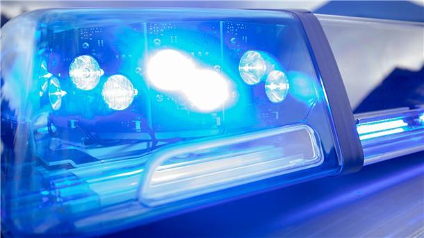Nach einem Angriff auf Polizisten an der Deichgräfenstraße hofft die Polizei auf Zeugenhinweise.
