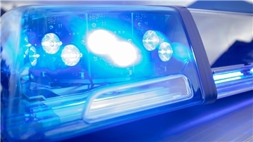 Nach einem Angriff auf Polizisten an der Deichgräfenstraße hofft die Polizei auf Zeugenhinweise.