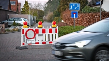 Nach einem Brand eines Einfamilienhauses in Drangstedt musste die Stadt Geestland die Straße in Drangstedt sperren.