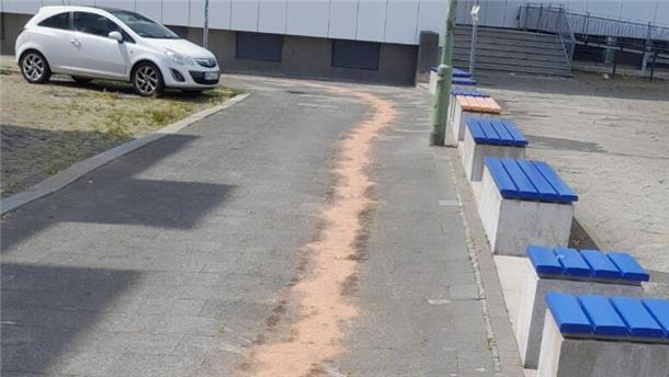 Lange Sandspur in Bremerhaven: Feuerwehr streut Flüssigkeiten nach Busunfall ab Feuerwehr streut ausgelaufene Flüssigkeiten nach einem Unfall ab.
