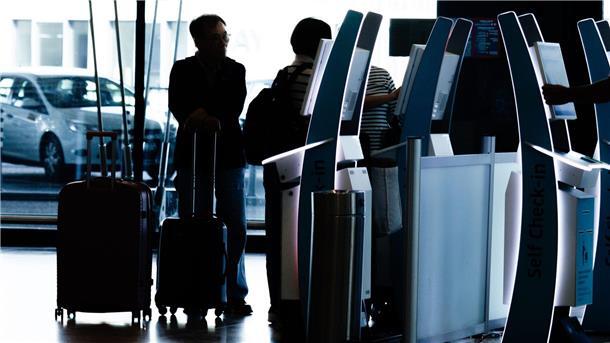 Cyberangriff: Weiter Wartezeiten am Berliner Flughafen Nach einem Cyberangriff sollten Passagiere in Berlin am Flughafen eigenständig einchecken.