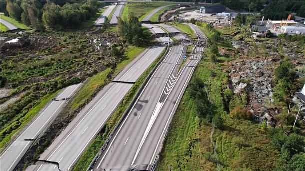 Nach einem Erdrutsch ist die Europastraße E6 beschädigt.