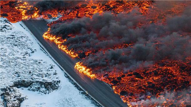 Island erlebt dritten Vulkanausbruch seit Dezember Nach einem erneuten Vulkanausbruch fließt Lava über die Hauptstraße nach Grindavík.