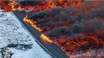 Nach einem erneuten Vulkanausbruch fließt Lava über die Hauptstraße nach Grindavík.