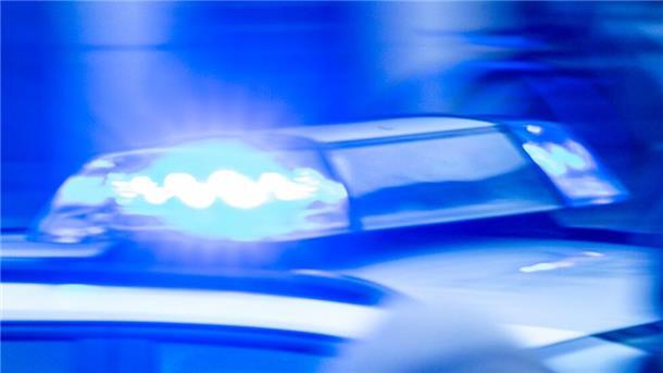 Ein Streifenwagen der Polizei ist mit Blaulicht im Einsatz.  Nach einem gefährlichen Abbiegevorgang auf der L 134 bittet die Polizei um Hinweise von möglichen Zeugen. Eine Frau wurde bei einer Vollbremsung leicht verletzt.