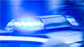 Ein Streifenwagen der Polizei ist mit Blaulicht im Einsatz.  Nach einem gefährlichen Abbiegevorgang auf der L 134 bittet die Polizei um Hinweise von möglichen Zeugen. Eine Frau wurde bei einer Vollbremsung leicht verletzt.