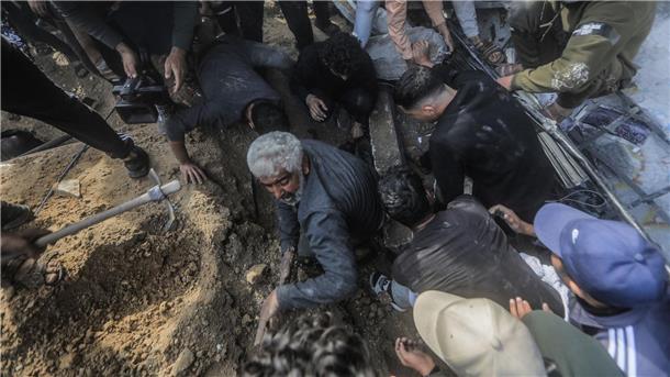 Hamas-Behörde: Mehr als 20.000 Tote im Gazastreifen Nach einem israelischen Angriff suchen Palästinenser in Rafah nach Überlebenden.