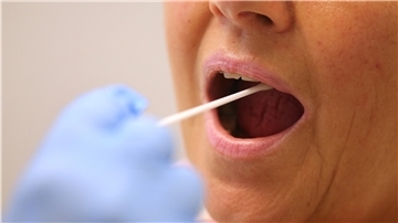 Nach einem Risikokontakt muss sich die Person nicht immer testen lassen. Bis zum Gespräch mit dem Gesundheitsamt soll man sich möglichst zu Hause aufhalten.