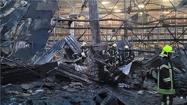 Russland greift ukrainische Region Odessa an Nach einem russischen Luftangriff auf Odessa Mitte Juni löschen Feuerwehrleute einen Brand in einem Lagergebäude. Nun hat Russland die Schwarzmeerstadt erneut angegriffen.