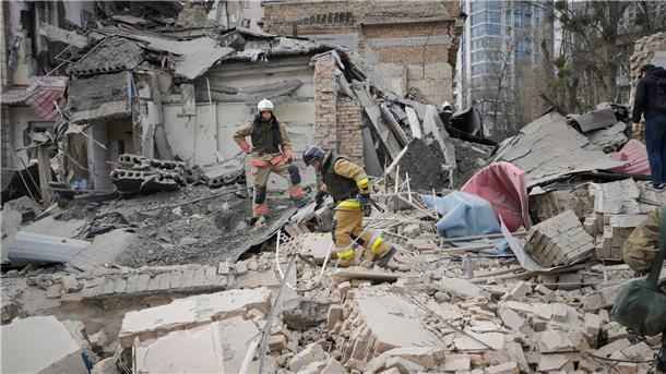 Krieg gegen die Ukraine: So ist die Lage Nach einem russischen Luftangriff begutachten Ersthelfer in Kiew die Schäden. Mehrere Menschen wurden bei dem Angriff verletzt.