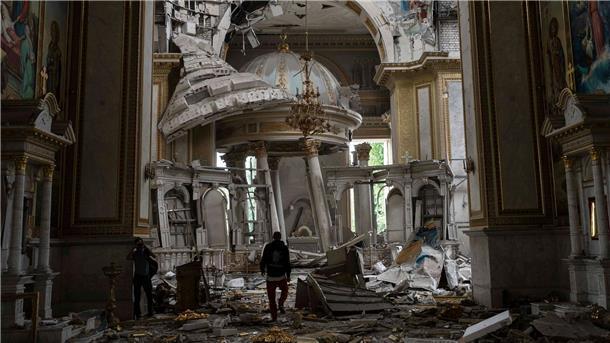Krieg gegen die Ukraine: So ist die Lage Nach einem russischen Raketenangriff inspizieren Kirchenmitarbeiter die schweren Schäden in der Verklärungskathedrale in Odessa.