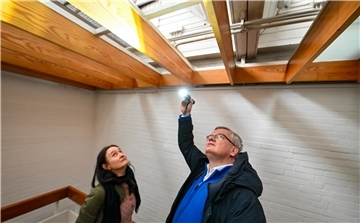 Nach einem Schmorbrand im Deckenbereich stellte sich heraus, dass die Kunsthalle geschlossen werden musste. Museumsleiterin Stefanie Kleefeld und Kunstvereins-Vorsitzender Peter Klett zeigen den Schaden.
