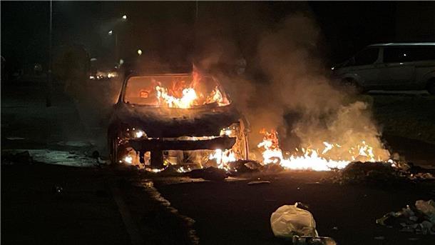 Tödliche Verfolgungsjagd? Polizei in Wales unter Druck  Nach einem schweren Verkehrsunfall im walisischen Cardiff kam es in der Nacht zu schweren Ausschreitungen.