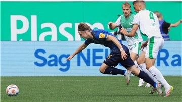 Nach einem starken Konter erzielte Jonas Therkelsen (links) die Führung für Kiel.