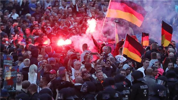 Messerangriff in Chemnitz: Verdächtiger in Türkei vermutet Nach einem Streit wurde am 26. August 2018 in der Innenstadt von Chemnitz der 35-jährige Daniel H. erstochen. Die Tat war Anlass für Demonstrationen, bei denen es auch zu Gewaltausbrüchen kam.