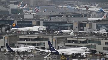 Nach einem Stromausfall in der Nacht kann es am Frankfurter Flughafen noch zu Verspätungen kommen. (Archivbild) 
