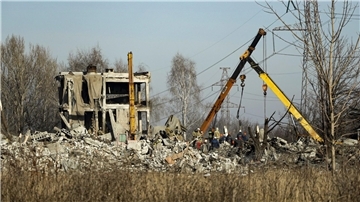 Nach einem ukrainischen Raketeneinschlag in der russisch besetzten Stadt Makijiwka räumen Arbeiter die Trümmer weg. Moskau spricht von 89 Toten.