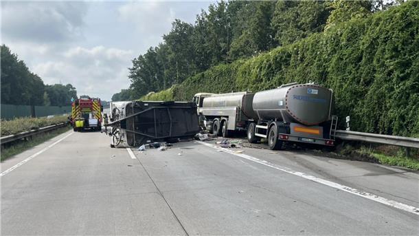 Unfall auf einer Autobahn. 