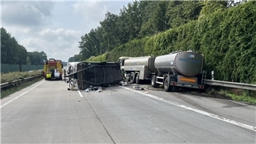 Unfall auf einer Autobahn. 
