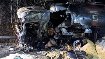 Nach einem Unfall ist das Fahrerhaus eines Lkw vollkommen ausgebrannt. Bei dem schweren Verkehrsunfall in Niedersachsen sind mehrere Menschen ums Leben gekommen.