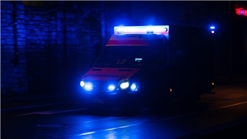 Nach einem Zusammenstoß mit einem Fußgänger stürzt ein Radfahrer und wird schwer verletzt. (Symbolbild)