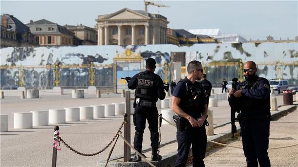 Nach einer Bombendrohung bewachen Polizisten den Eingang des Schlosses von Versailles (Oktober 2023).