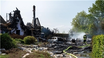 Nach einer Explosion ist in Putgarten ein Feuer ausgebrochen, das mehrere Häuser zerstört hat.