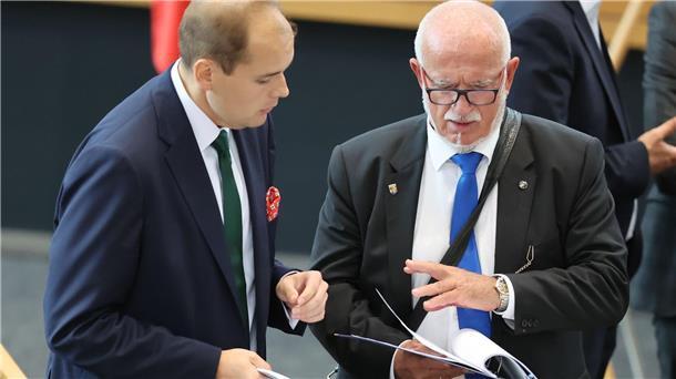 Landtagskrise: CDU erfolgreich beim Verfassungsgericht Nach einer Gerichtsentscheidung muss sich der AfD-Alterspräsidenten an Regen halten.
