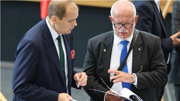 Nach einer Gerichtsentscheidung muss sich der AfD-Alterspräsidenten an Regen halten.
