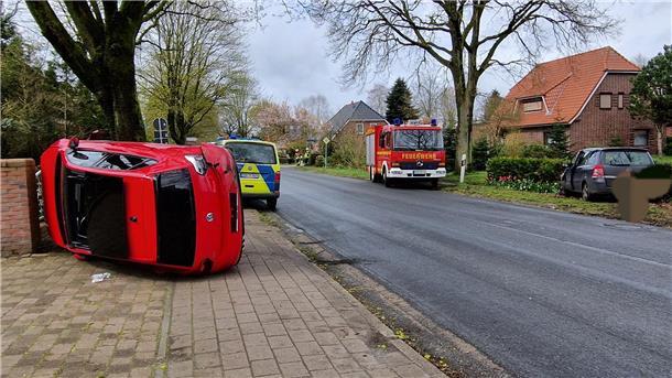 Auto auf die Seite gekippt: 89-Jähriger klettert durchs Schiebedach Nach einer Kollision lag das Auto eines 89-jährigen Sellstedters auf der Seite. Der Mann konnte sein Fahrzeug aber selbstständig verlassen - durch das Schiebedach.