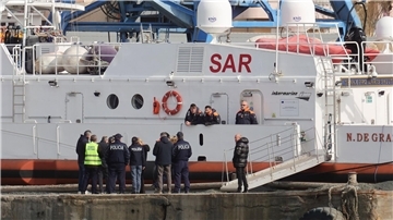Nach einer neuen Niederlage vor Gericht muss Italiens Rechtsregierung mehr als 40 Mittelmeer-Flüchtlinge aufnehmen. 