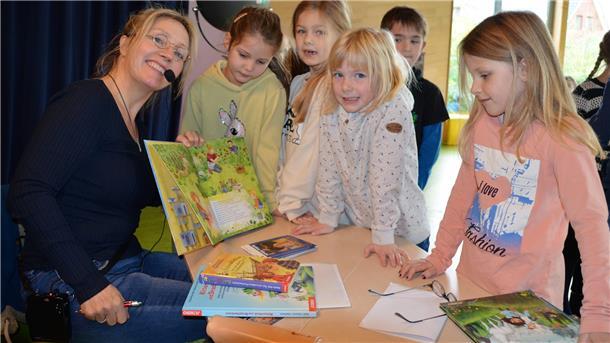 Die Autorin mit den Kindern bei der Lesung