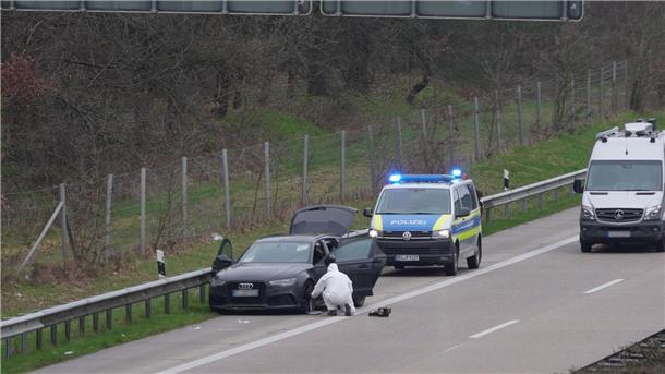 Geldautomaten gesprengt - Verfolgungsjagd mit Polizei Nach einer Verfolgungsfahrt über die Autobahn bei Ahlhorn (Landkreis Oldenburg) hat die Polizei das Auto eines mutmaßlichen Geldautomaten-Sprengers gestoppt.