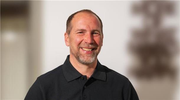 Ein Mann mit einem schwarzen Poloshirt lächelt in die Kamera. Nach einer zehnmonatigen Auszeit ist Steffen Heumann bereit für eine neue berufliche Herausforderung.