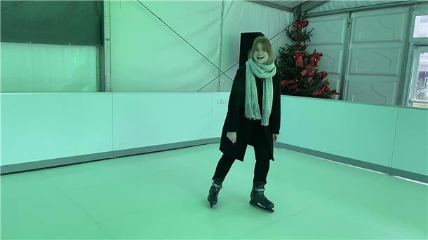 Nach einigen Runden hat die KZW-Redakteurin den Dreh raus und fährt freudestrahlend ein paar Runden auf dem Kunststoff-Eis.