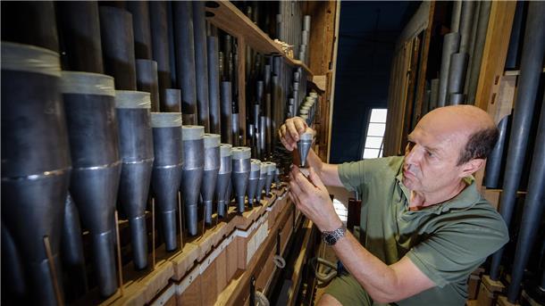 Klangdenkmal an der Küste: Große Barockorgel komplett restauriert Orgelbauer Hendrik Ahrend beim Intonieren der Gloger-Orgel in der evangelischen St.-Severi-Kirche in Otterndorf