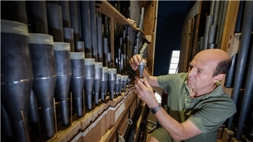 Orgelbauer Hendrik Ahrend beim Intonieren der Gloger-Orgel in der evangelischen St.-Severi-Kirche in Otterndorf