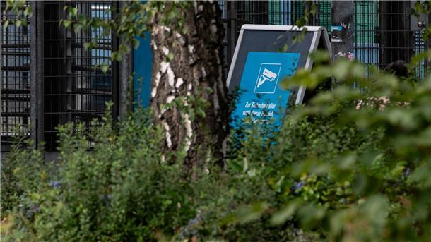 Berliner Columbiabad wieder einmal wegen Rüpeleien geräumt Nach Gewalt und Rangeleien werden Ein- und Ausgänge des Columbiabads in Berlin-Neukölln per Video überwacht.
