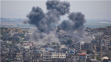Nach heftigem Raketenbeschuss hat Israels Luftwaffe erneut Ziele der militanten Palästinenserorganisation Islamischer Dschihad im Gazastreifen angegriffen.