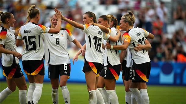 Starker Start: DFB-Frauen mit drei Toren gegen Australien Nach Hegering Kopfball: Torjubel im DFB-Team.