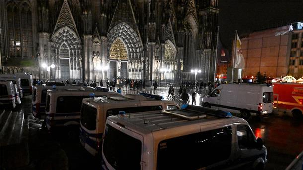Polizei: Kontrollen im Kölner Dom ohne Vorkommnisse Nach Hinweisen auf mögliche Anschlagspläne wurden die Sicherheitsmaßnahmen am Kölner Dom erhöht.