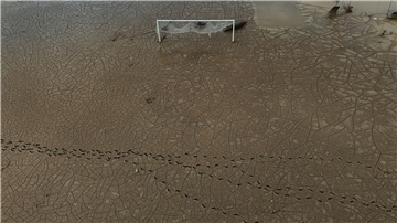 Bilder des Tages Nach Hurrikan „Melissa“: Fußballfeld in Montego Bay auf Jamaika im Schlamm versunken