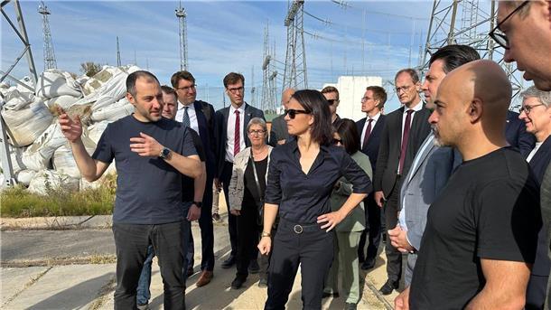 Nach ihrem Eintreffen in Kiew besuchte Baerbock ein Elektrizitäts-Umspannwerk.