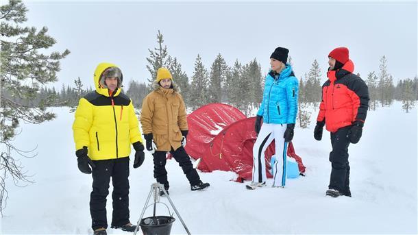 Kein Lappen in Lappland: Neues „Traumschiff“-Abenteuer Nach ihrem Unfall eilt Pekka Nielson (Maria Höfl-Riesch, 2.v.r.) den Freunden Max Parger (Florian Silbereisen, r.), Patrick Steiner (Daniel Fritz, 2.v.l.) und Maik Berghammer (Tayfun Baydar, l.) zur Hilfe.